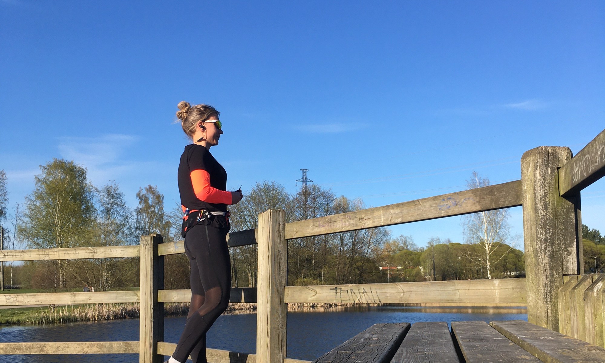 juoksu juoksutrikoot juomavyo kuulokkeet juoksulasit