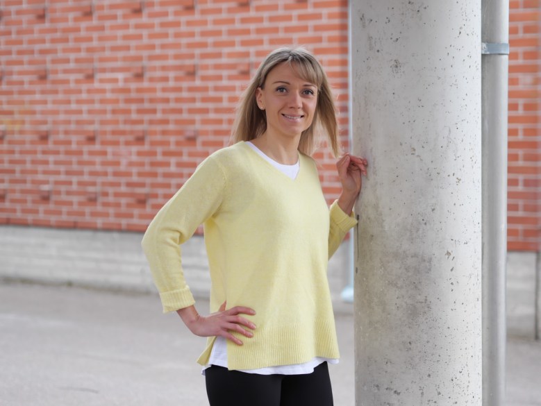 keltainen neulepusero tiiliseina