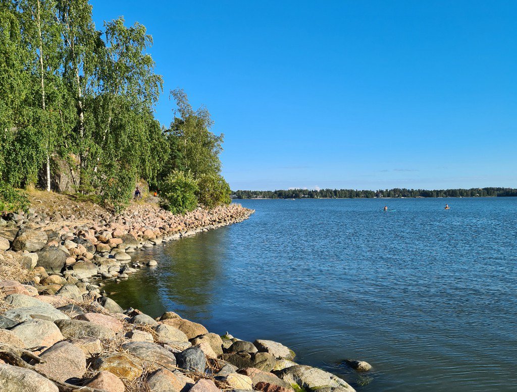 kivinen ranta laajalahdella