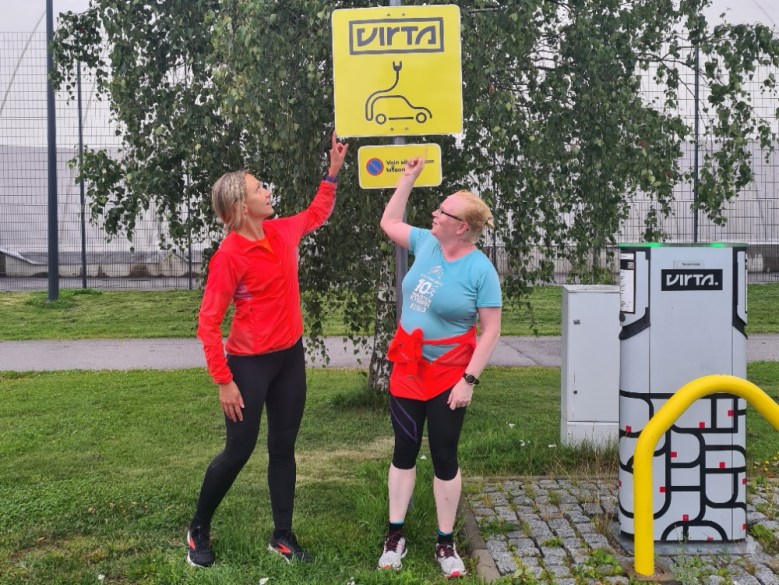 kaksi juoksijaa hakunilan urheilupuistossa