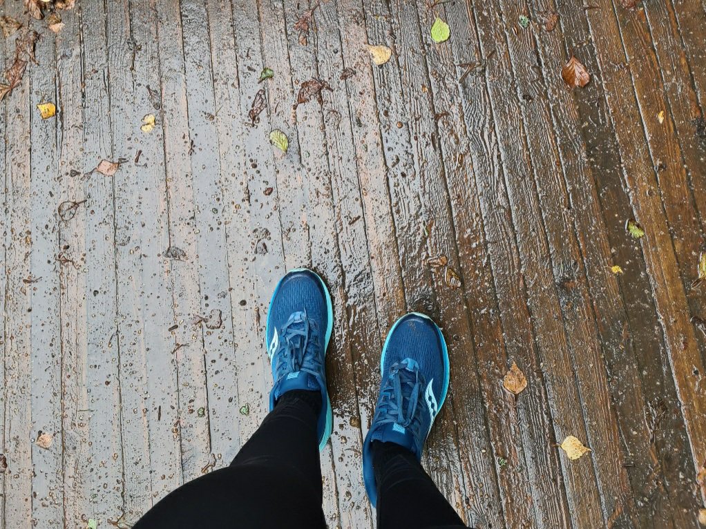 siniset lenkkarit sateessa