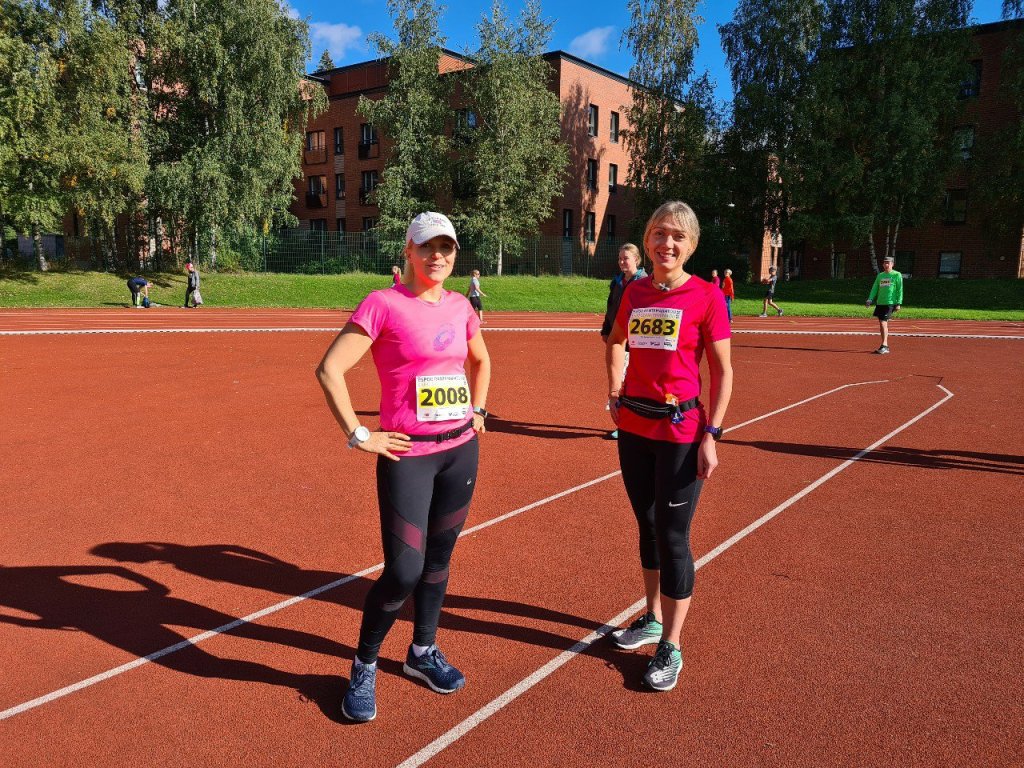 kaksi juoksijaa otaniemen yleisurheilukentalla