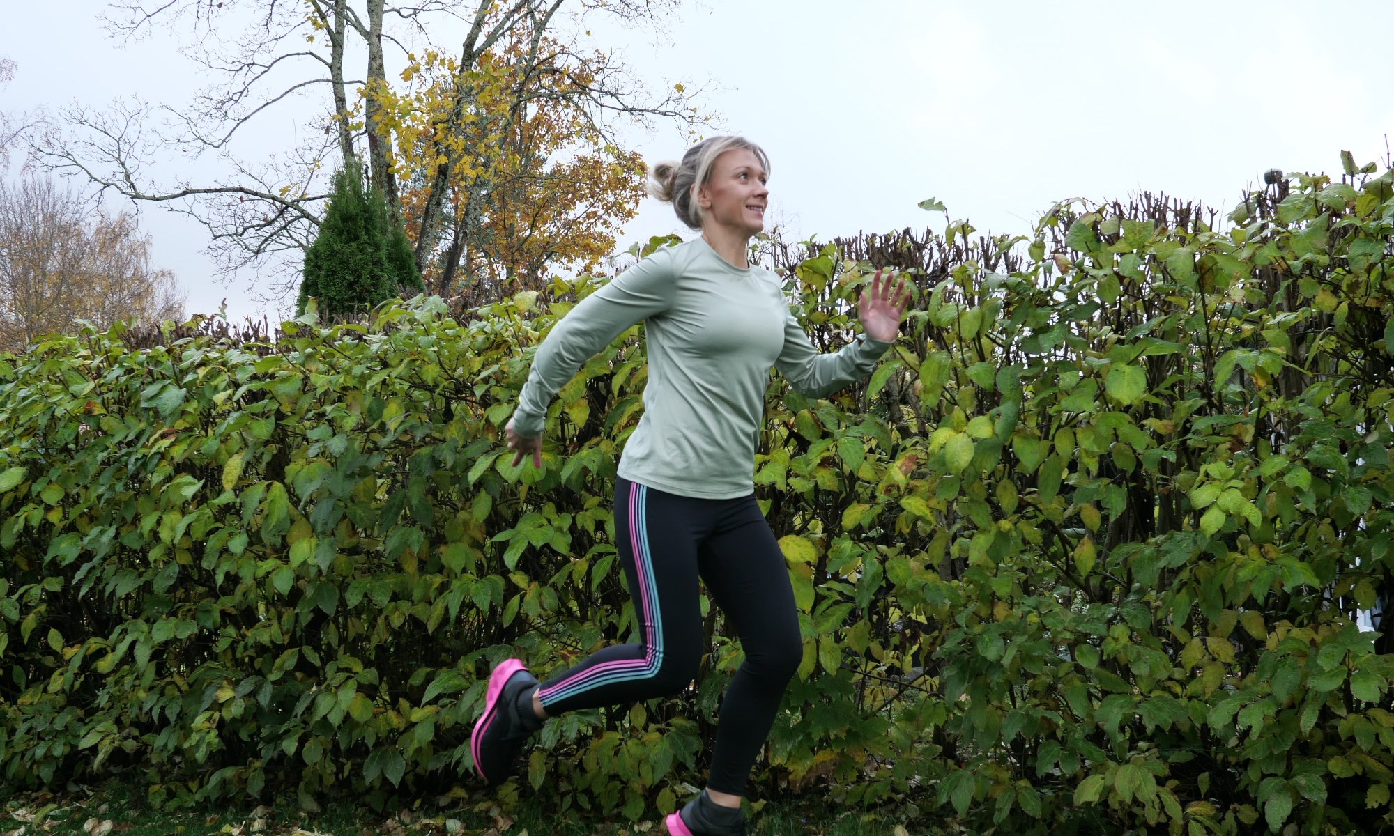 juoksija hyppaa ylos