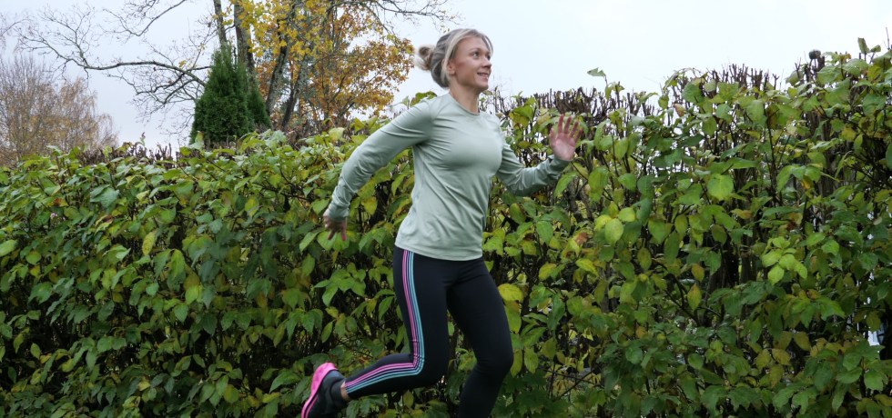 juoksija hyppaa ylos