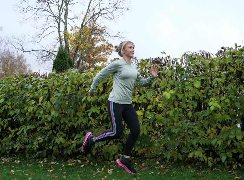 juoksija hyppaa ylos