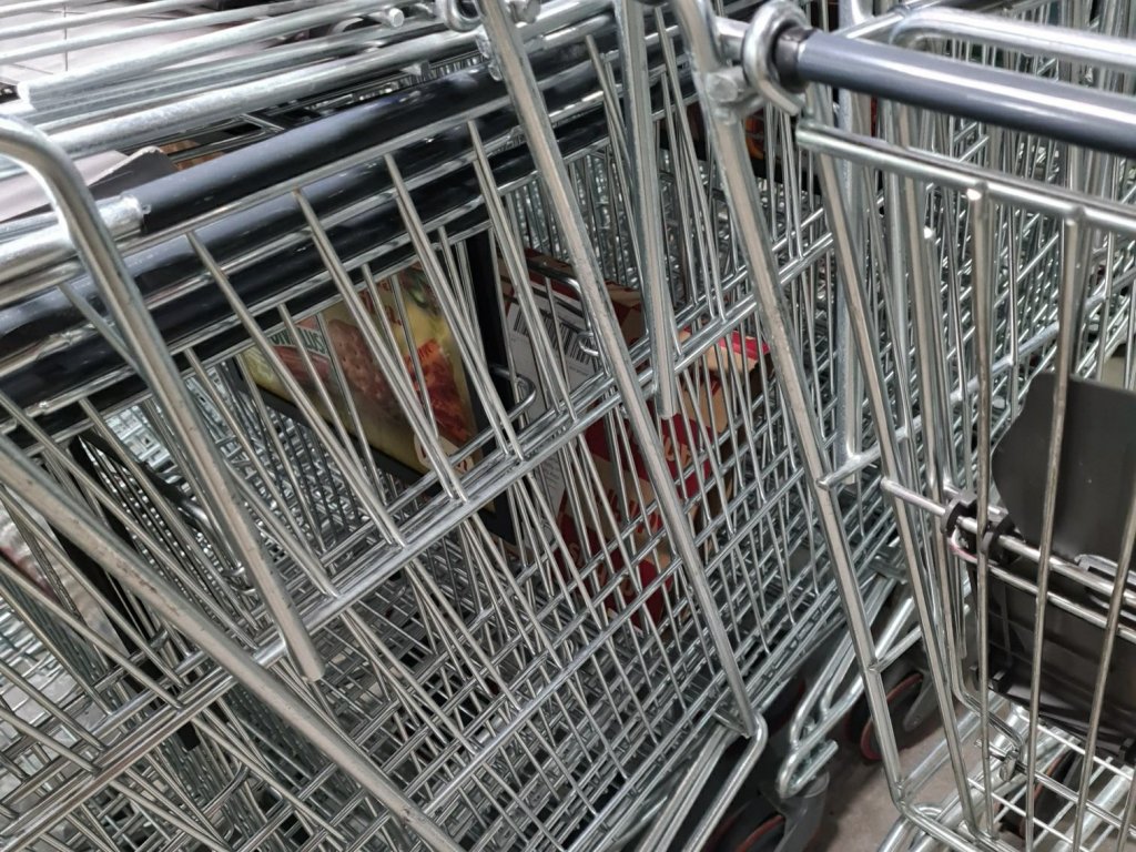 ostoskarryja rivissa ostoskeskuksessa