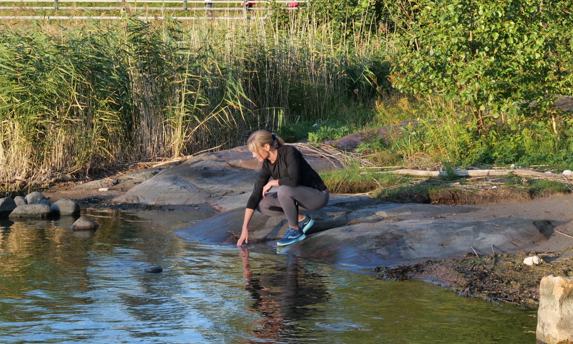 juoksija meren rannalla