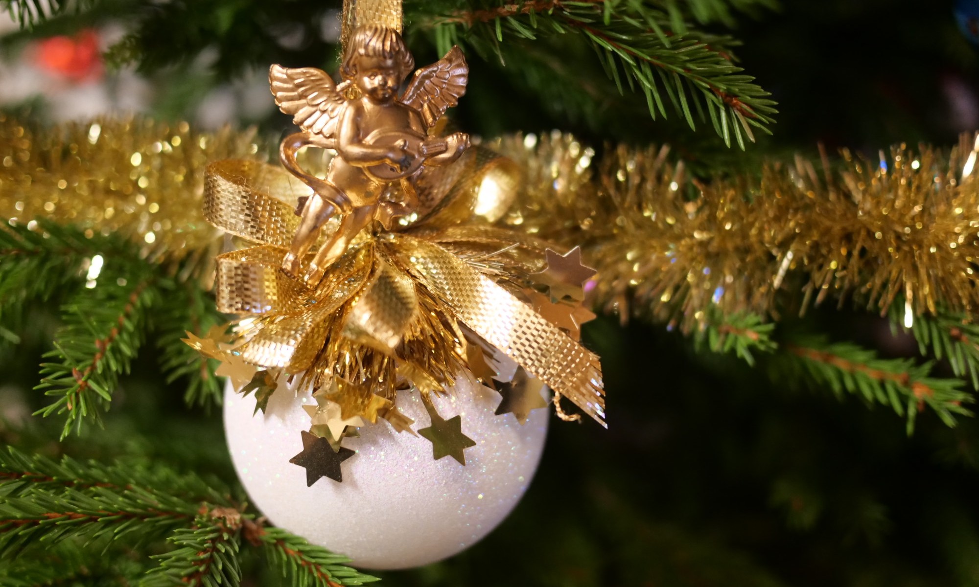 kultainen ja valkoinen joulupallo