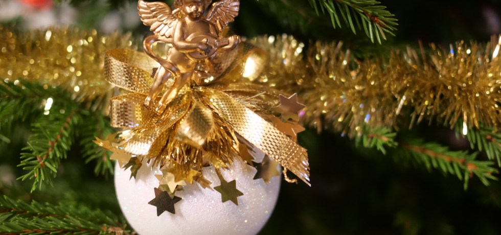 kultainen ja valkoinen joulupallo