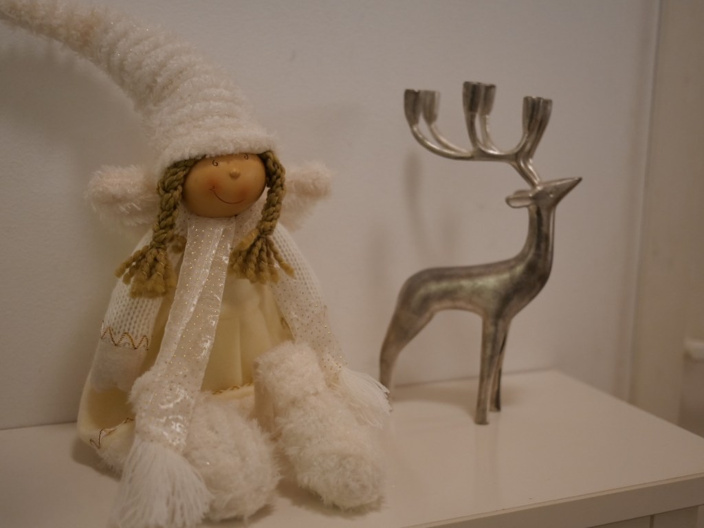 valkoinen enkelitonttu ja poro