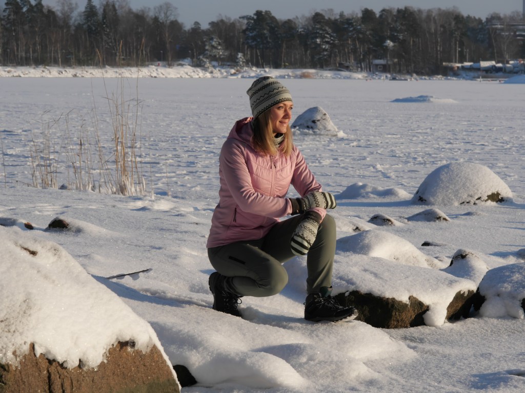 kuva, jossa nainen katsoo merelle