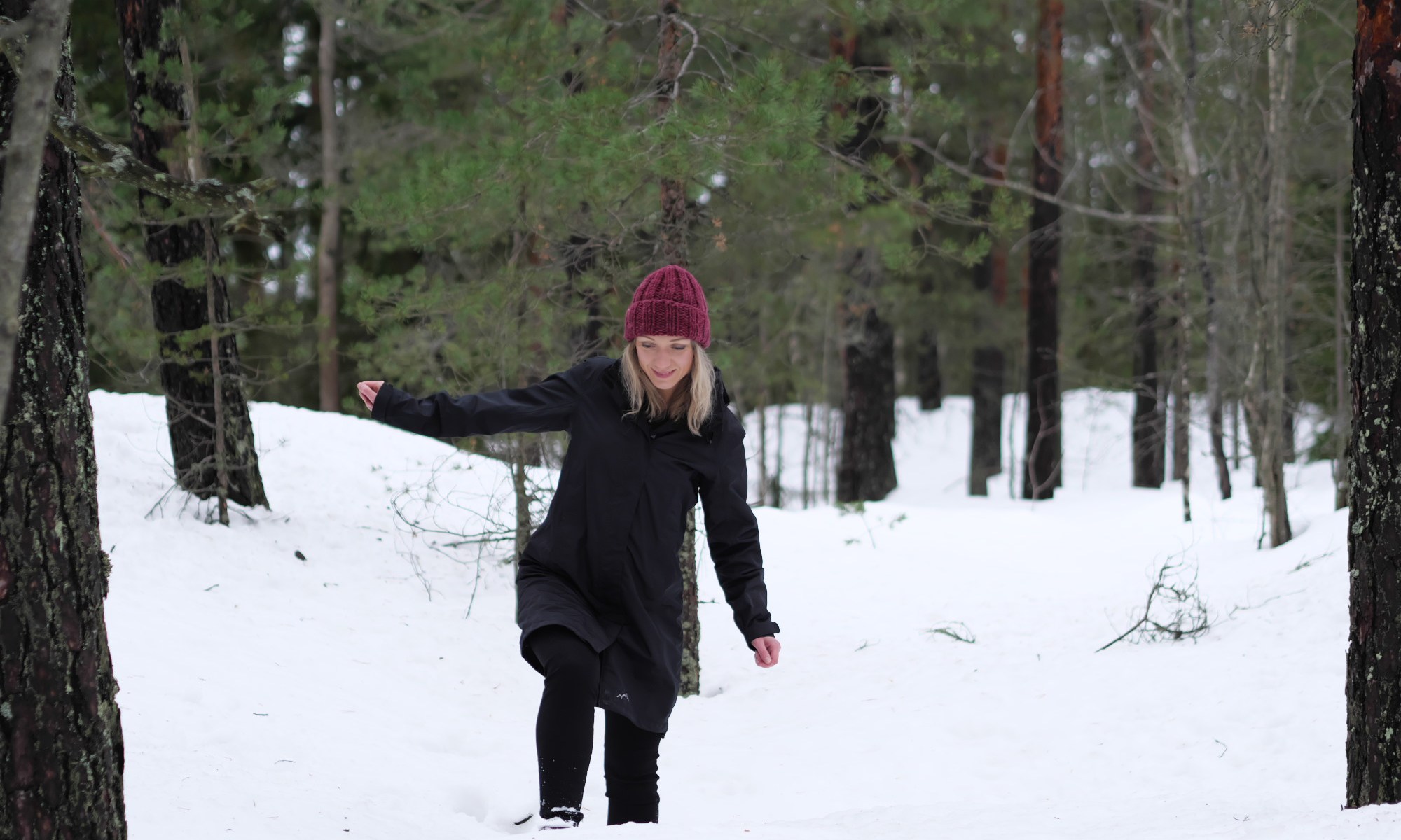 kuva, jossa nainen kavelee metsassa