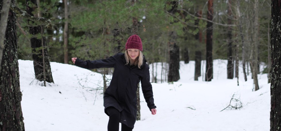 kuva, jossa nainen kavelee metsassa