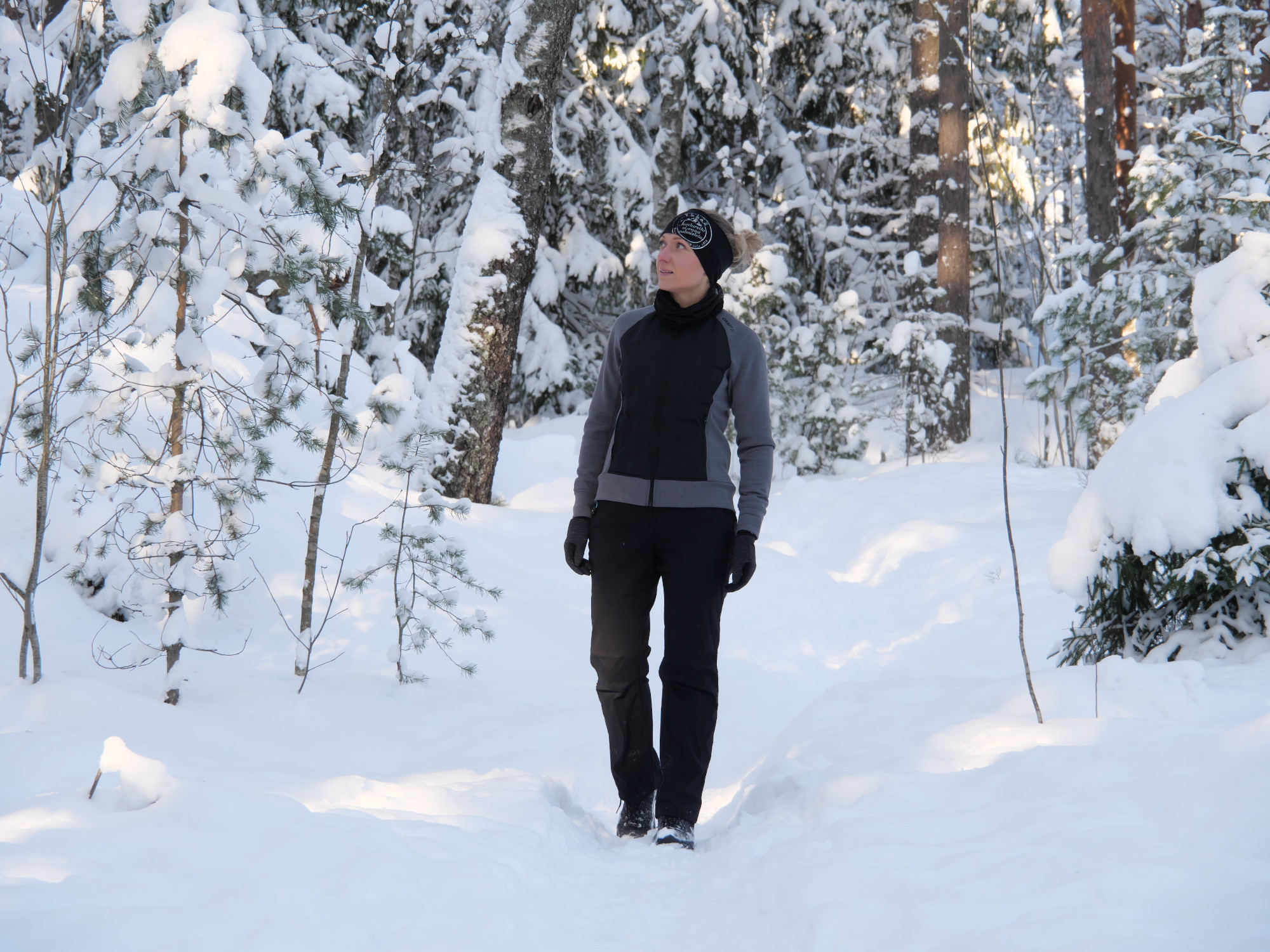 kuva, jossa nainen kavelee metsassa