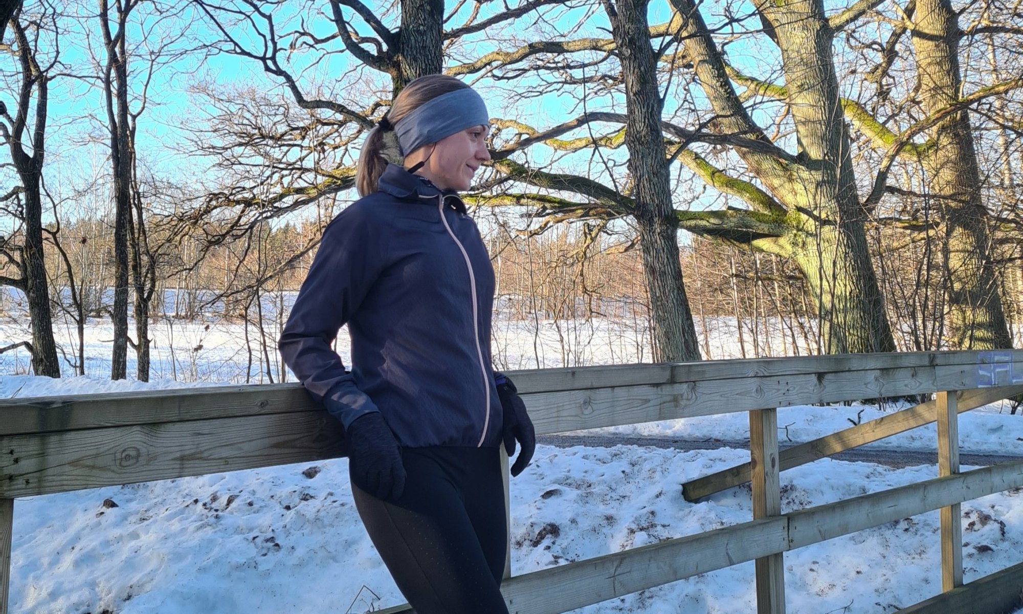 kuv-jossa-juoksija-nojaa-sillankaiteeseen