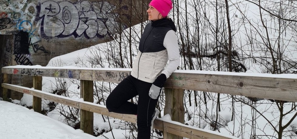 kuva, jossa juoksija nojaa sillankaiteeseen