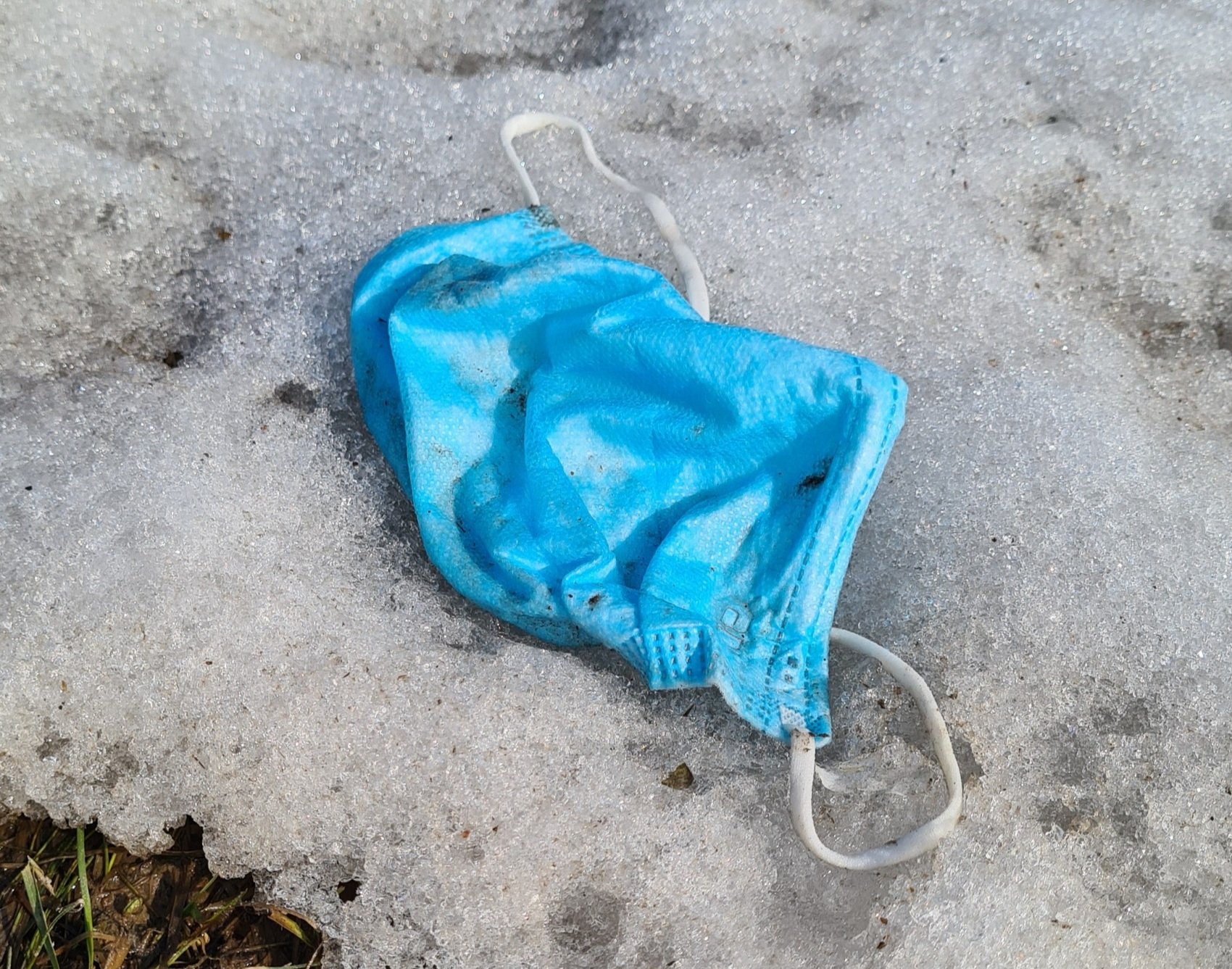 kuva, jossa sininen kertakayttomaski