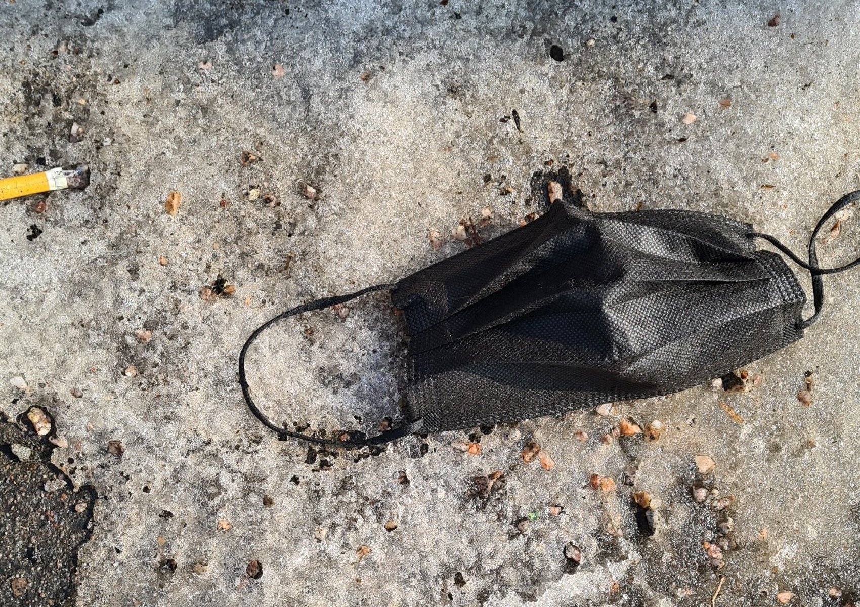 musta kertakayttomaski