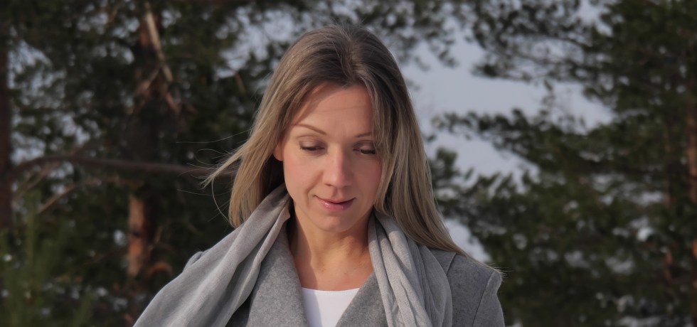 harmaa villakangastakki ja huivi