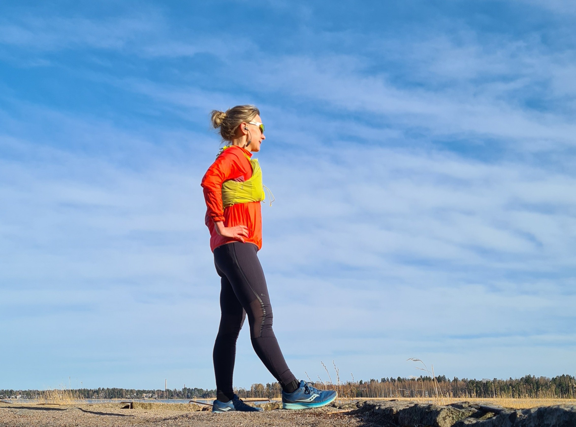juoksija meren rannalla