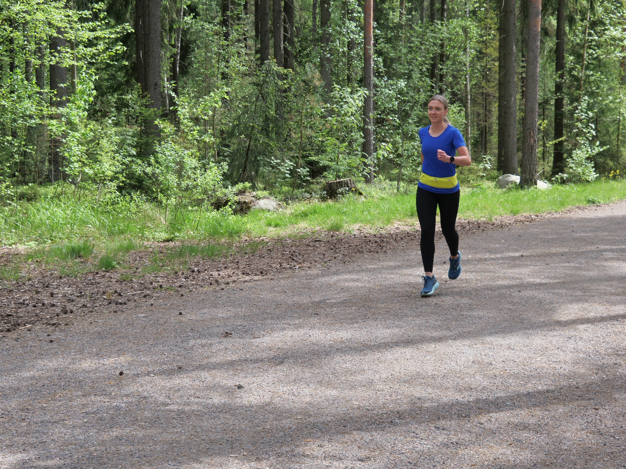 juoksija kuntoradalla