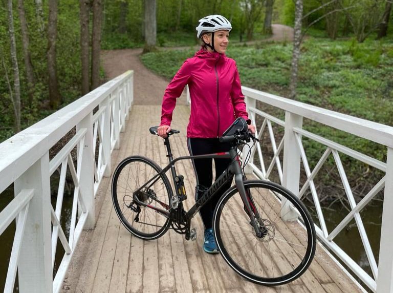 polkupyorailija traskandan puistossa espoossa