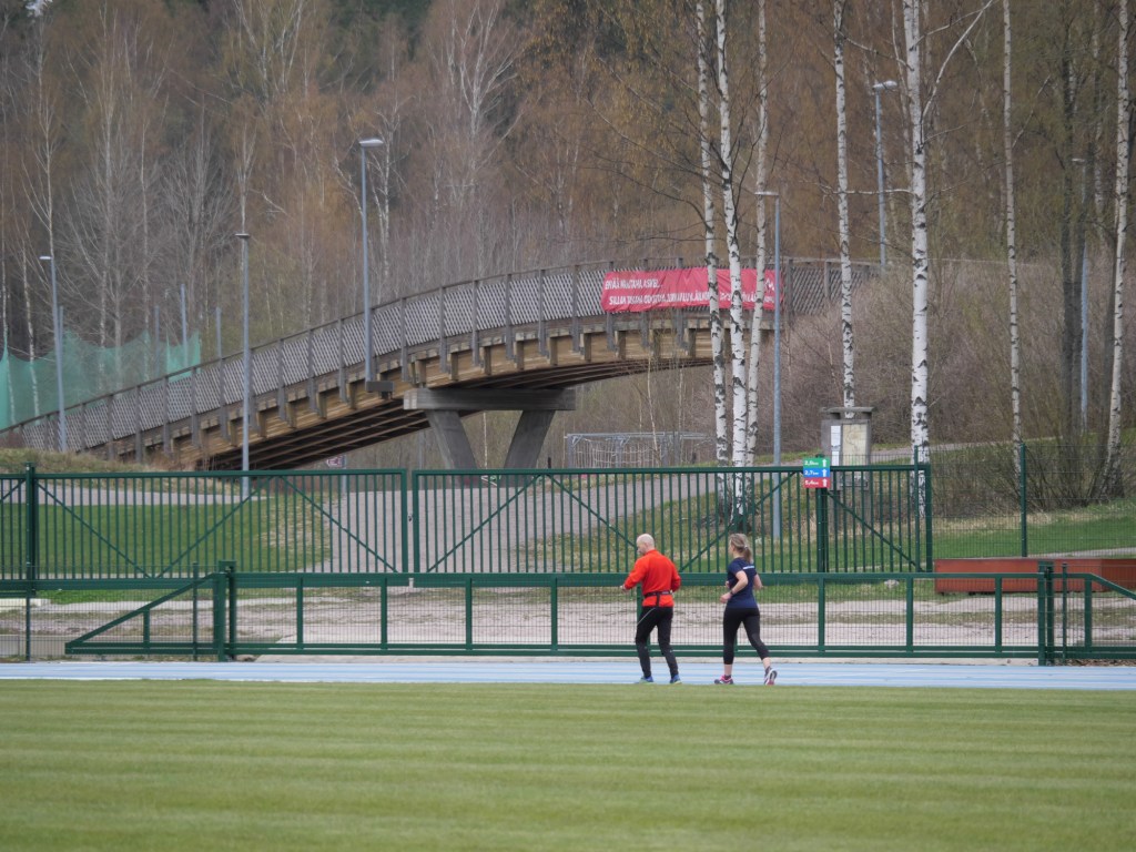 juoksijoita leppavaaran stadionilla