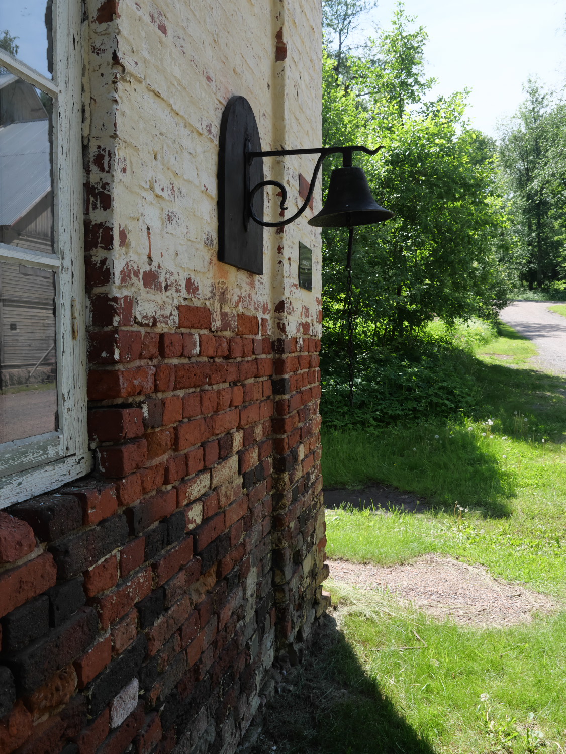 valettu kello tiiliseina