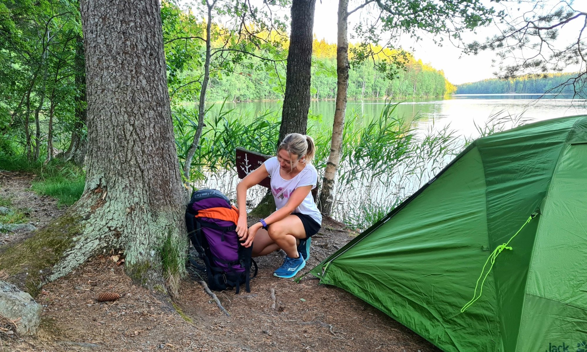 teltta jarven rannalla
