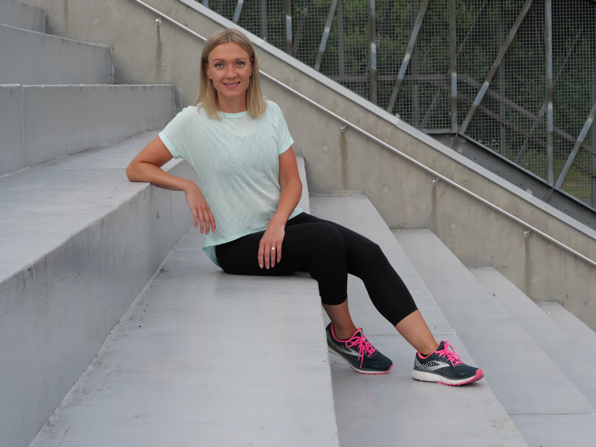 nainen mustat juoksutrikoot