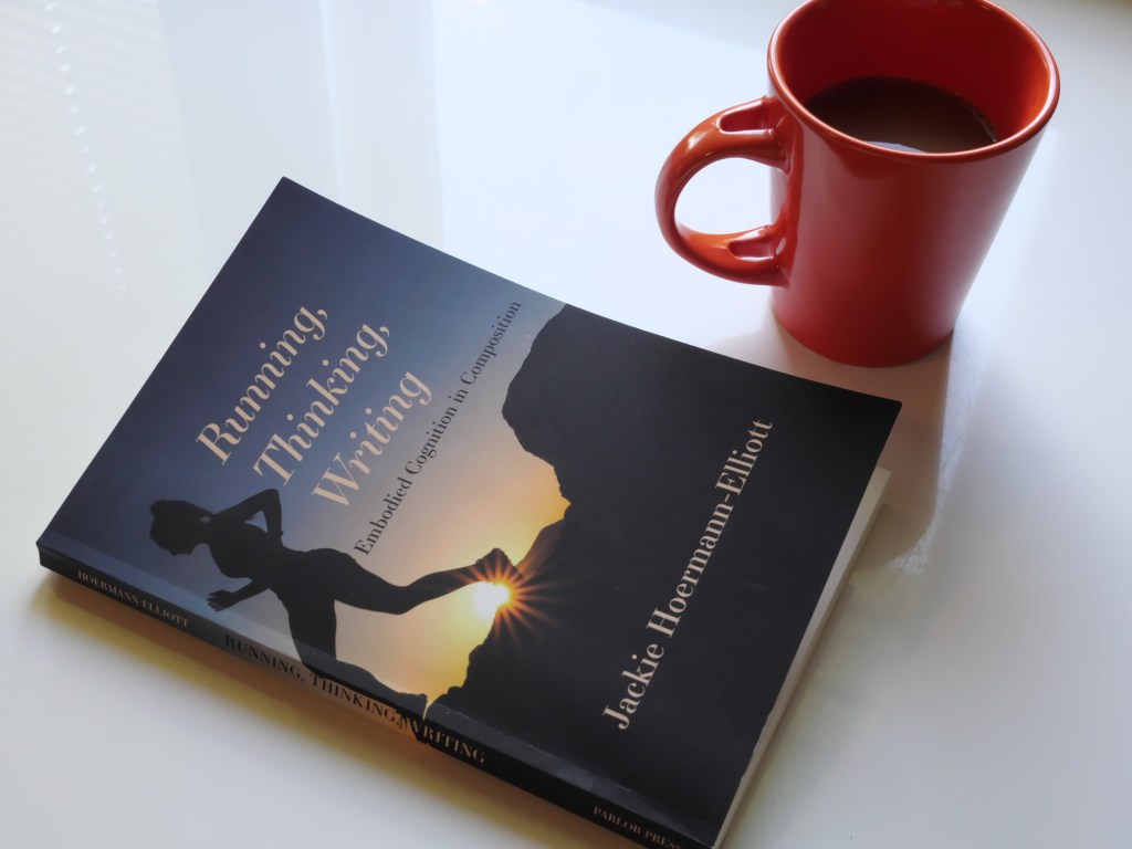 juoksukirja ja kahvikuppi