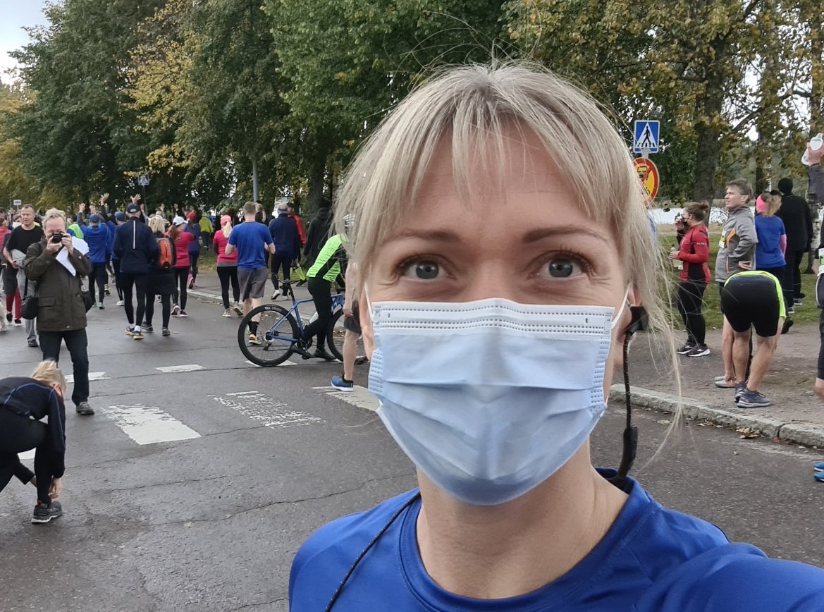 juoksija lahtoalueella espoo rantamaratonilla