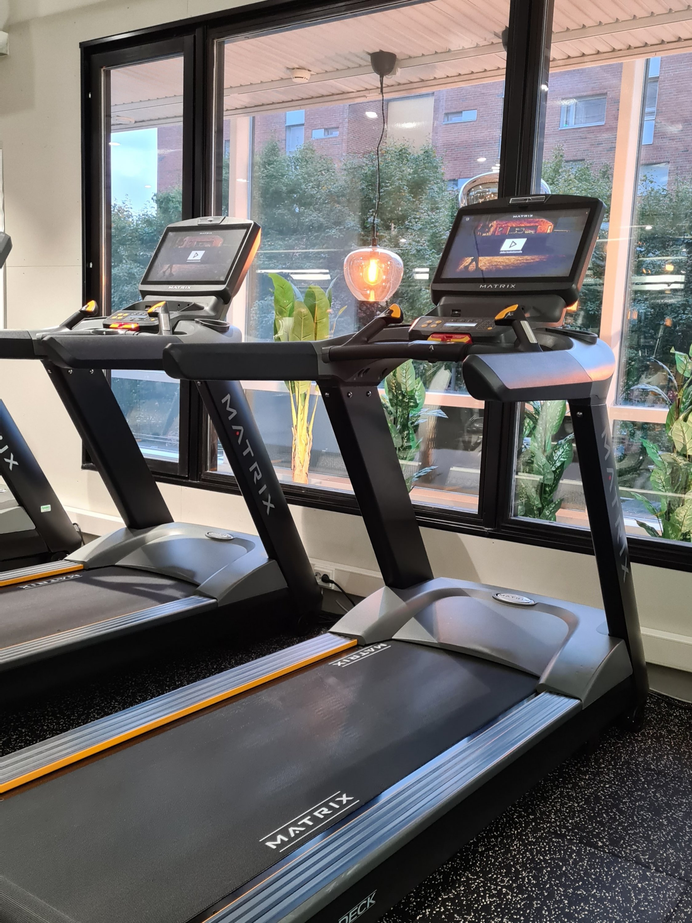 juoksumattoja ison ikkunan edessa