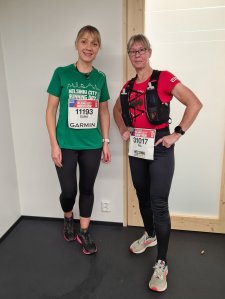 kaksi maratoonari pukuhuoneessa