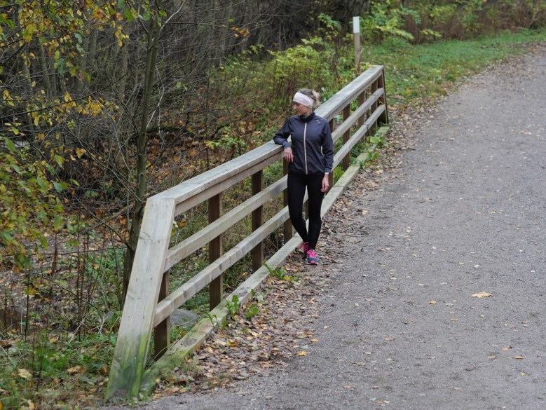 juoksija nojaa sillankaiteeseen