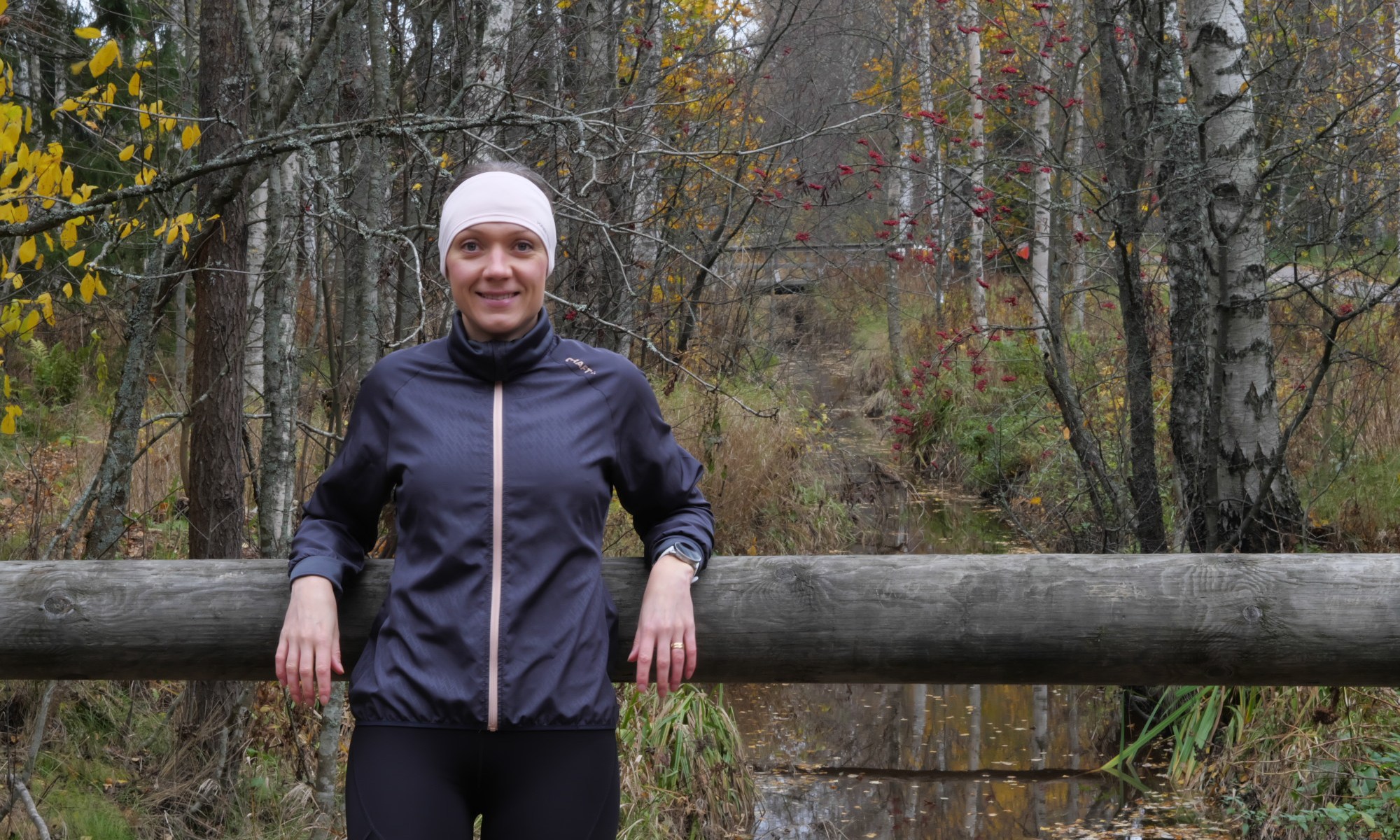 juoksija sateisessa metsassa