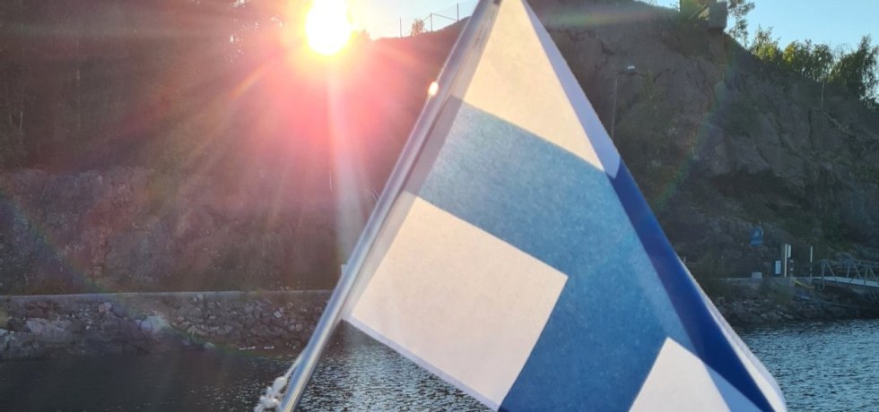 pieni suomen lippu veneen perassa