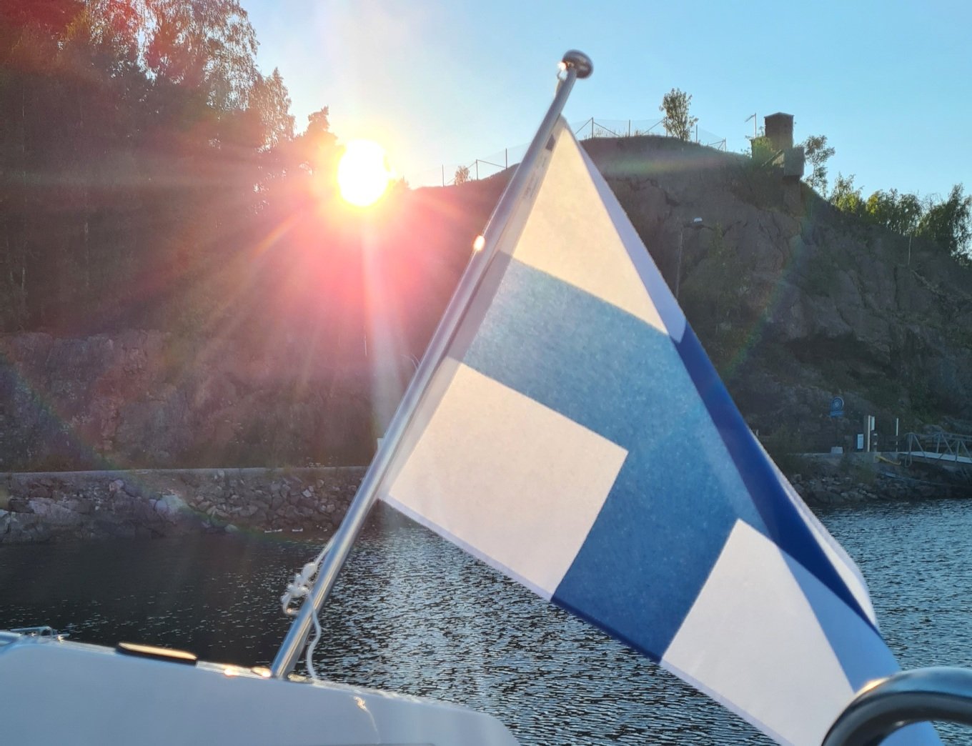 pieni suomen lippu veneen perassa