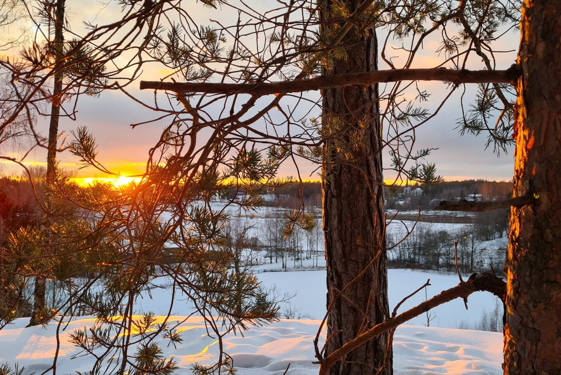 auringonlasku kallion paalla