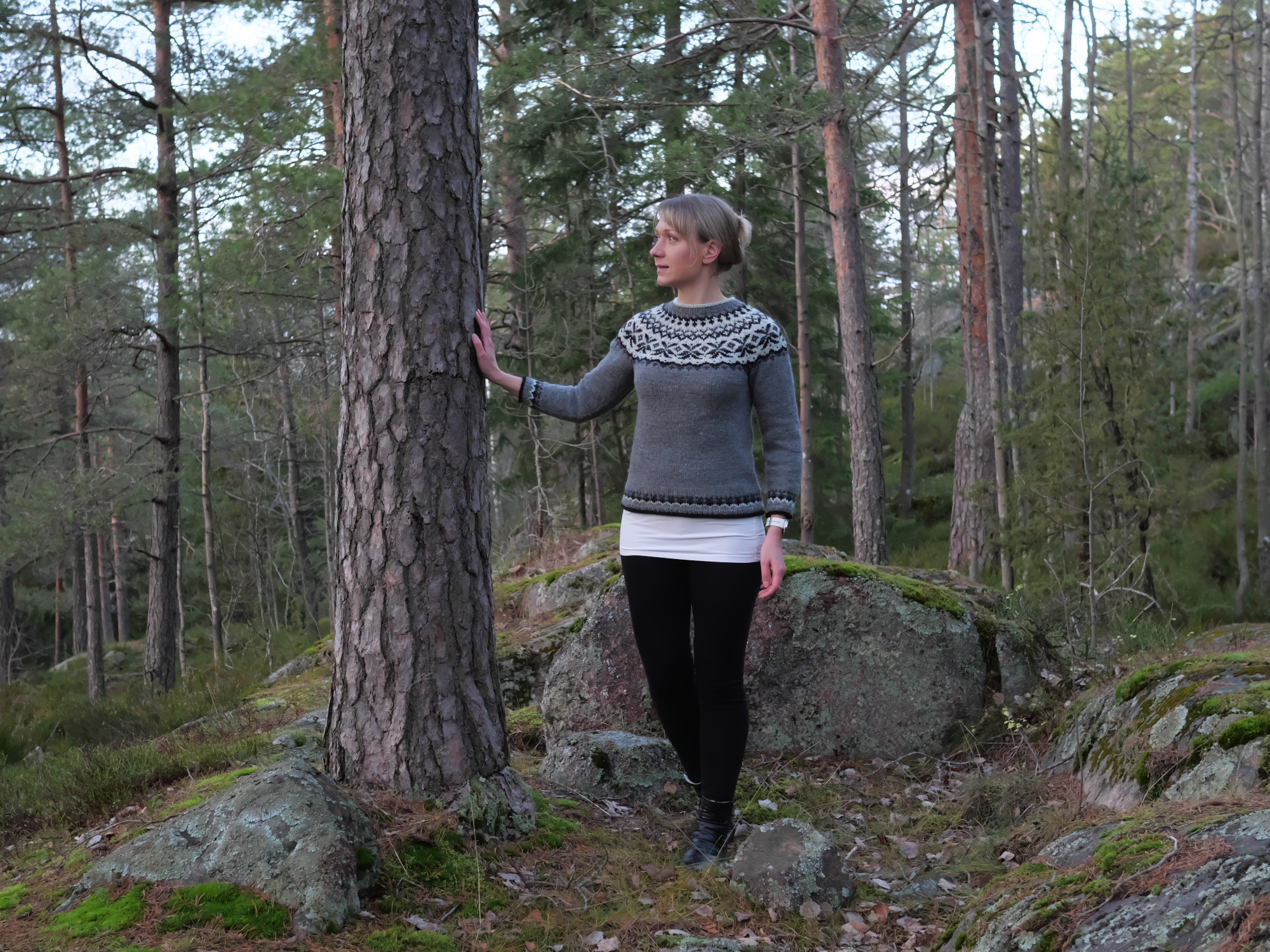 harmaa islantilaineule naisen paalla