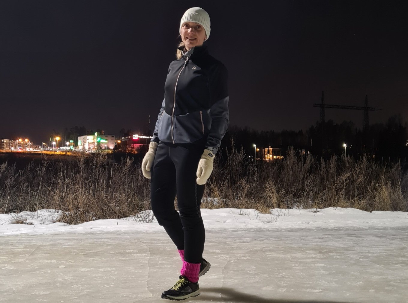 talvijuoksijan varusteet nastalenkkarit ja lampoiset vaatteet