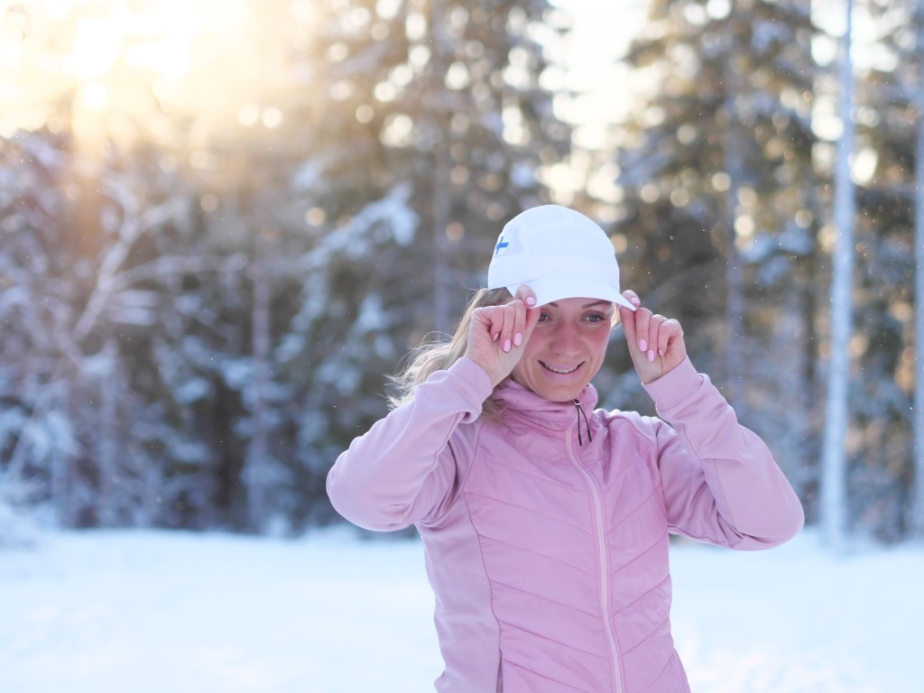 valkoinen lippalakki suomenlippu