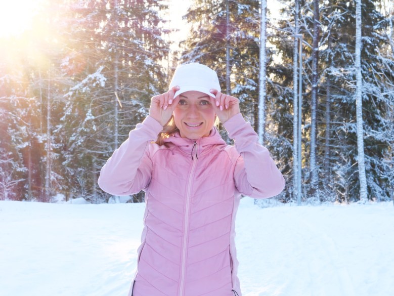 valkoinen lippalakki naisen paassa