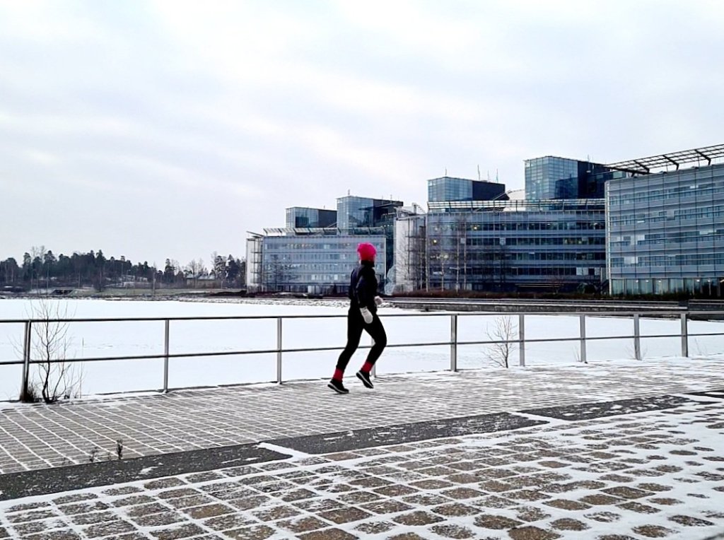 juoksija juoksee keilaniemenrannassa
