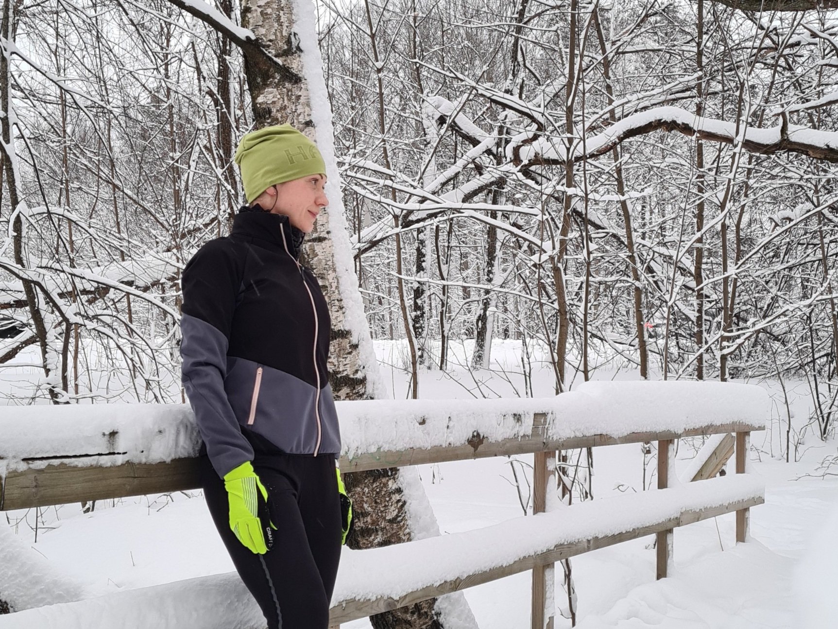 juoksija nojaa sillankaiteeseen