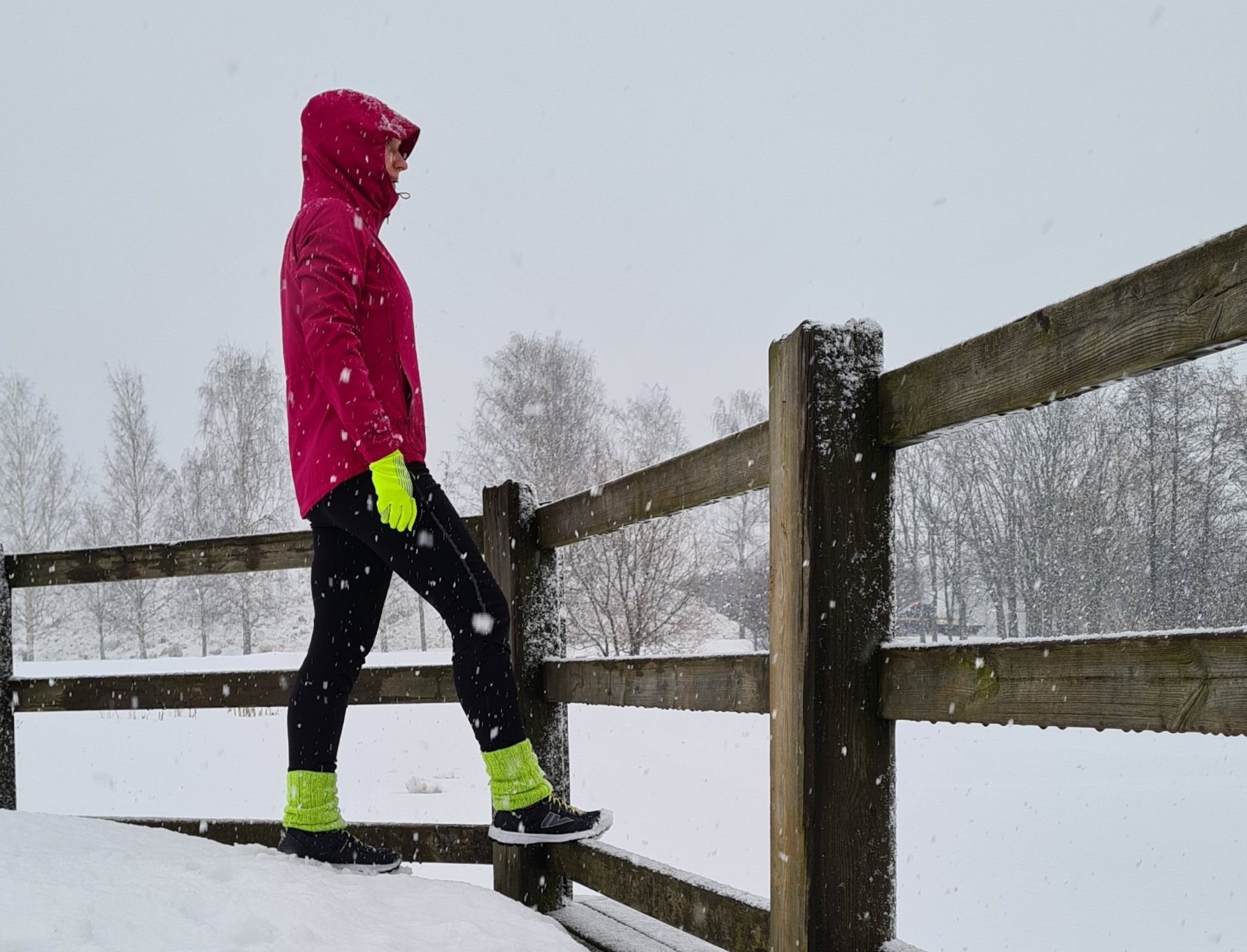 juoksija katselee rantasadetta