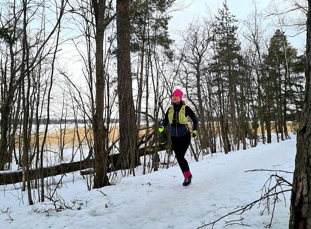 juoksija laajalahdella Espoossa