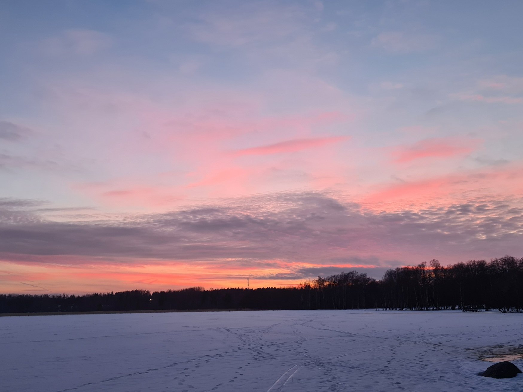 pinkki auringonlasku laajalahdella