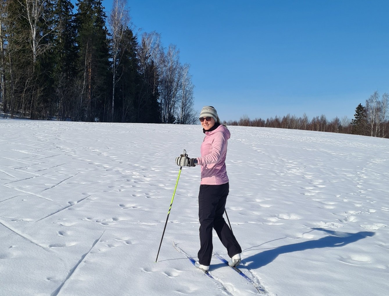 hiihtaja hankikannolla