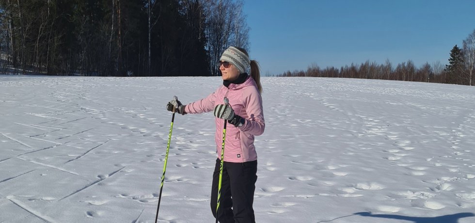 hiihtaja hankikannon paalla aurinkoisena paivana